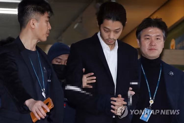 Hình ảnh Jung Joon Young bị trói, còng tay tới sở cảnh sát. Ảnh: Yonhap