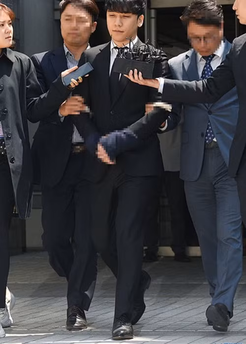 Cảnh sát đang chờ quyết định từ tòa án có tạm giam Seungri hay không. Ảnh: Newsen