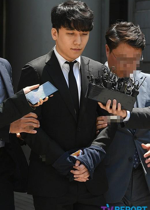 Sau 3 tiếng dự phiên tòa sơ thẩm, Seungri bị trói, còng tay tới sở cảnh sát.Ảnh: Tvreport