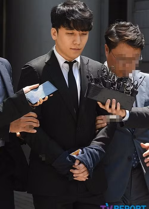 Sau 3 tiếng dự phiên tòa sơ thẩm, Seungri bị trói, còng tay tới sở cảnh sát.Ảnh: Tvreport