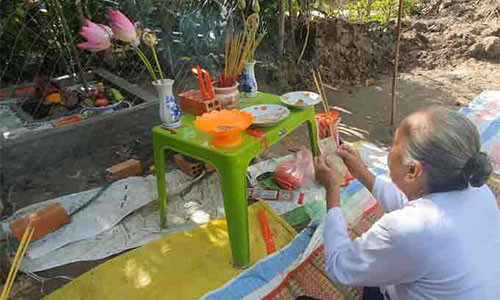 Nguoi dan lap ban tho, thap huong cho 1 bong hoa la moc o bo rao-Hinh-2