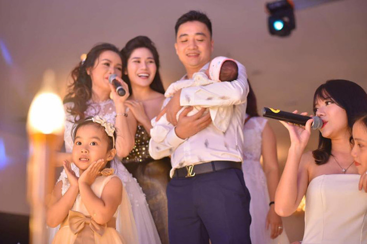 Hình ảnh ông xã của Hoàng Yến hạnh phúc bên cô con gái chung.