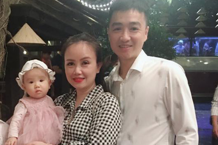 1 năm sau đám cưới, Hoàng Yến hạ sinh con gái. Nữ diễn viên chia sẻ vợ chồng cô rất hạnh phúc chào đón thiên thần nhỏ.