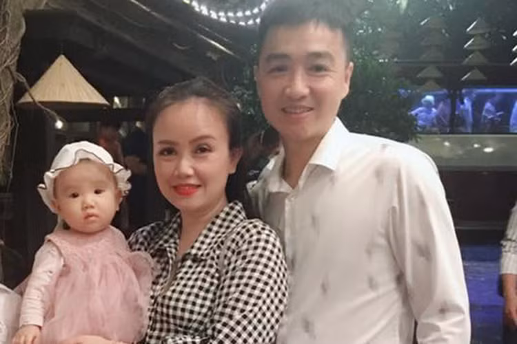 1 năm sau đám cưới, Hoàng Yến hạ sinh con gái. Nữ diễn viên chia sẻ vợ chồng cô rất hạnh phúc chào đón thiên thần nhỏ.