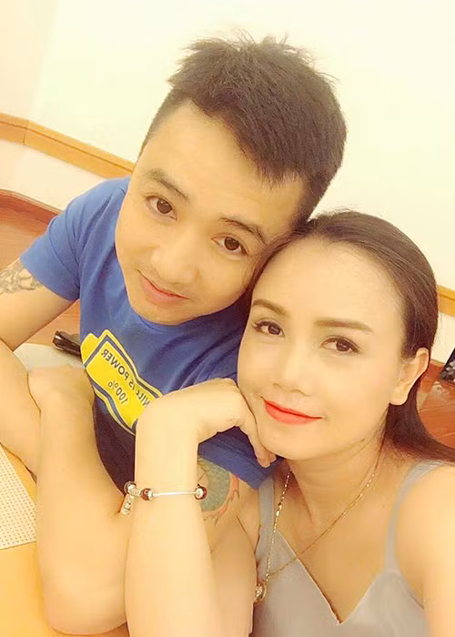 Cao Thắng thậm chí làm thơ tặng Hoàng Yến: "Anh trở về ôm trọn vẹn yêu thương/Sẽ cùng em bên Hồ Gươm xao xuyến/Mãi ghi sâu đêm Tây Hồ lắng đọng/Yêu nồng nàn rồi ngương nghịu...bởi Yêu em/Em nhẹ cười...đó là bởi yêu thôi/Hoàng hôn có khi vàng, khi tím/Yến nhỏ tìm đôi có khi hờn, khi giận/Yêu và thương ta không thể xa rời/Dấu yêu ơi anh sẽ mãi yêu người/ Ơi! Hạnh phúc tuyệt vời xin trọn vẹn yêu em".