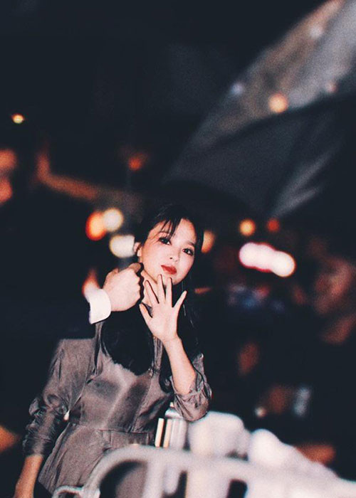 Song Hye Kyo hóa thành quý cô sang chảnh, cuốn hút thay vì thanh lịch, kín đáo thường thấy.