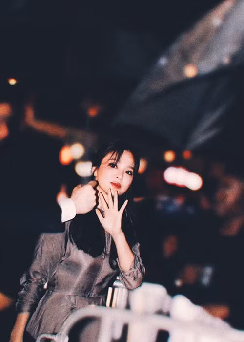 Song Hye Kyo hóa thành quý cô sang chảnh, cuốn hút thay vì thanh lịch, kín đáo thường thấy.