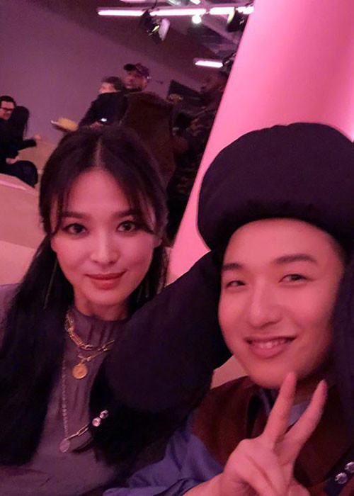 Hình ảnh Song Hye Kyo bên một người bạn tại sự kiện.