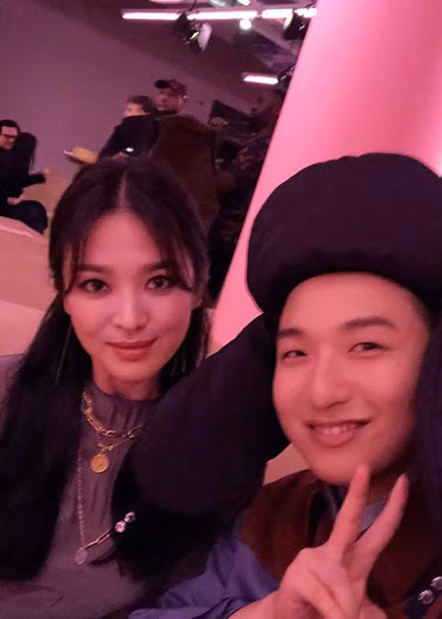 Hình ảnh Song Hye Kyo bên một người bạn tại sự kiện.
