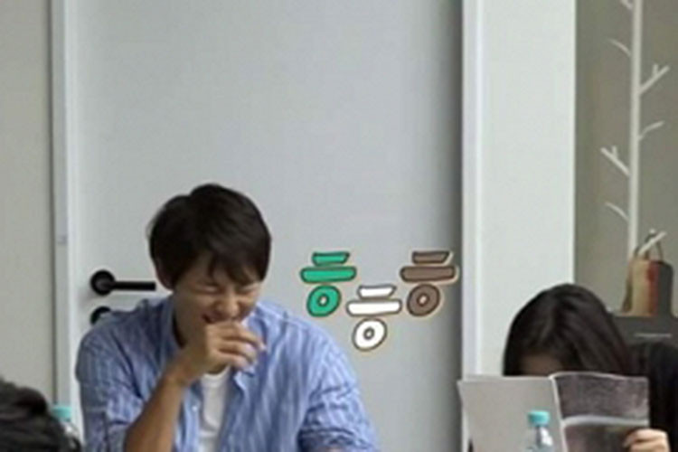 Ông xã của Song Hye Kyo gây chú ý khi đeo nhẫn cưới và cười tươi rói.