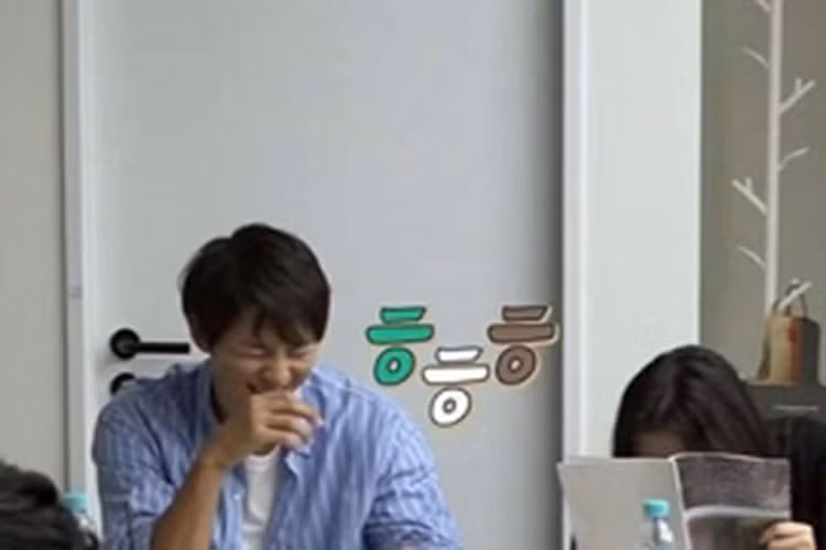 Ông xã của Song Hye Kyo gây chú ý khi đeo nhẫn cưới và cười tươi rói.