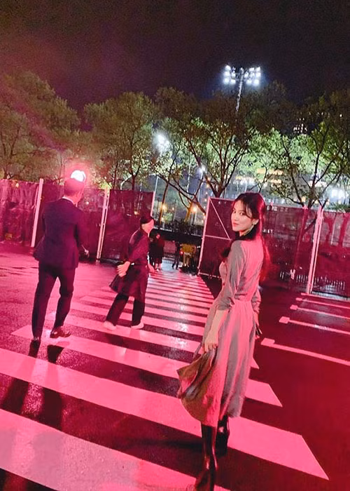 Từ khi bị đồn ly hôn, Song Hye Kyo nhất quyết không đeo chiếc nhẫn cưới vốn là vật bất ly thân của cô trước đây.