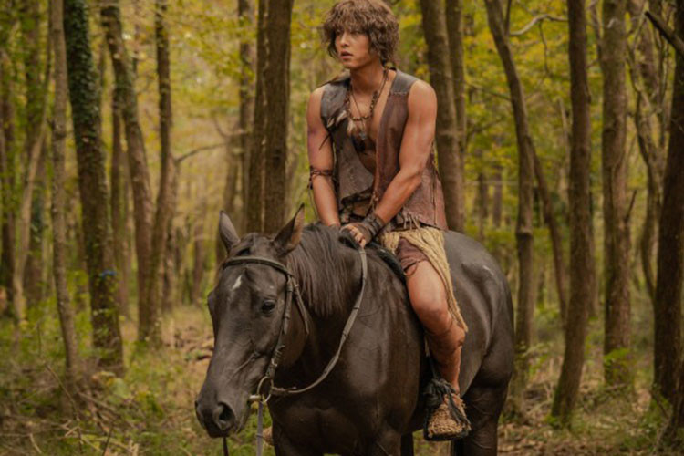 Xuất hiện trong trailer phim, ông xã của Song Hye Kyo để lộ vóc dáng cơ bắp.