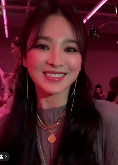 Luôn giữ vẻ tươi tắn trước công chúng, Song Hye Kyo dường như không bận tâm về tin đồn ly hôn.