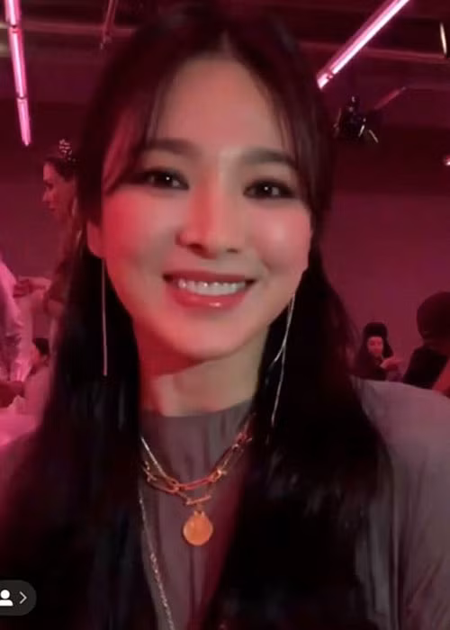 Luôn giữ vẻ tươi tắn trước công chúng, Song Hye Kyo dường như không bận tâm về tin đồn ly hôn.