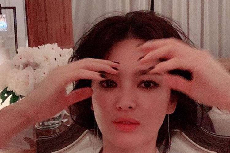 Trên trang cá nhân, Song Hye Kyo vừa khoe 2 bức ảnh mới nhất của mình. Đáng chú ý, cô tiếp tục không đeo nhẫn cưới.