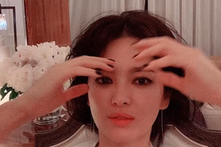 Trên trang cá nhân, Song Hye Kyo vừa khoe 2 bức ảnh mới nhất của mình. Đáng chú ý, cô tiếp tục không đeo nhẫn cưới.
