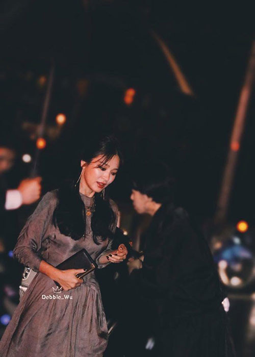 Mới đây, tham dự một show diễn quốc tế, bà xã của Song Joong Ki xuất hiện với phong cách mới lạ.