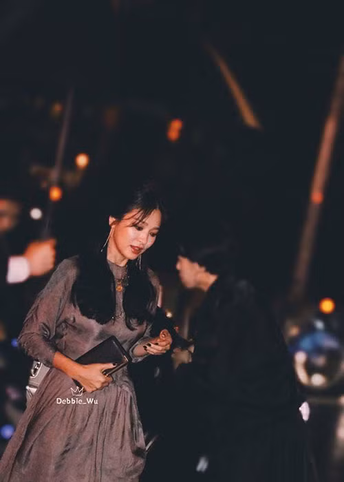 Mới đây, tham dự một show diễn quốc tế, bà xã của Song Joong Ki xuất hiện với phong cách mới lạ.