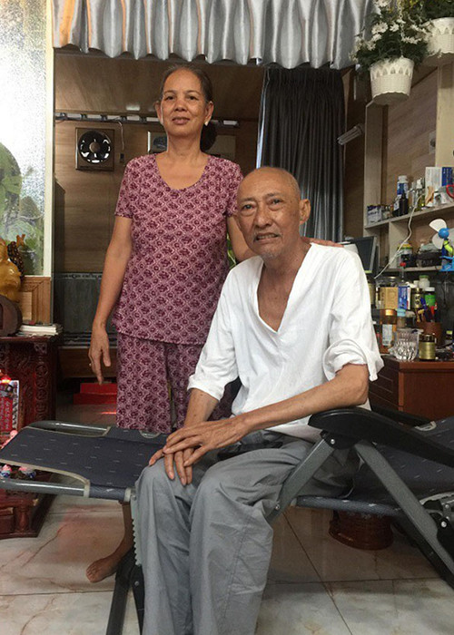 Theo Dân Việt, nghệ sĩ Lê Bình ly hôn vì vợ nghiện cờ bạc, khiến tài sản gia đình mất trắng. Và từ khi chia tay vợ cũ, ông một mình nuôi các con mà không đi thêm bước nữa. Ảnh: Dân Việt