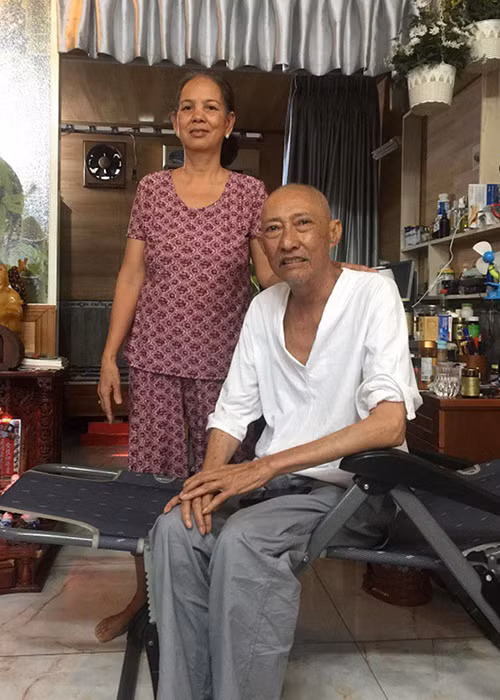 Theo Dân Việt, nghệ sĩ Lê Bình ly hôn vì vợ nghiện cờ bạc, khiến tài sản gia đình mất trắng. Và từ khi chia tay vợ cũ, ông một mình nuôi các con mà không đi thêm bước nữa. Ảnh: Dân Việt