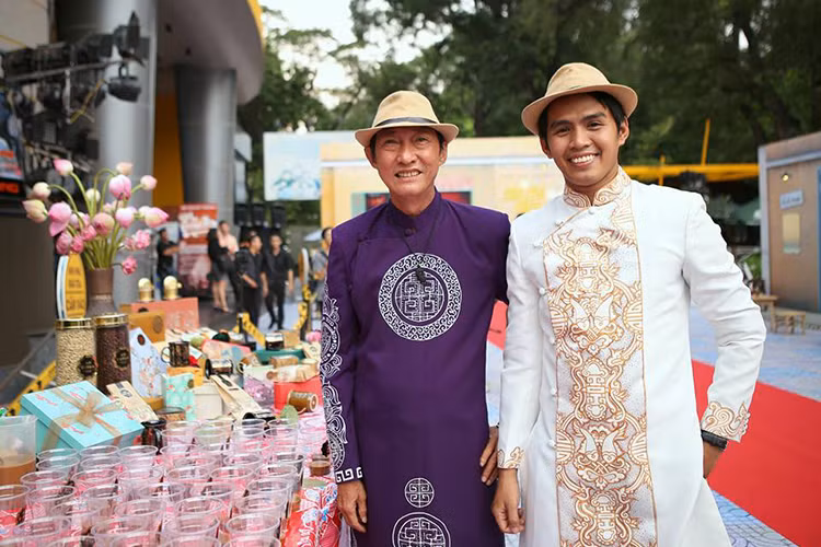 "Vậy là từ nay hết ai kêu con dậy đi học dậy đi quay, không ai réo con nữa. Ba của con đi thanh thản nhé", Phan Vũ đau buồn trước sự ra đi của ba nuôi.