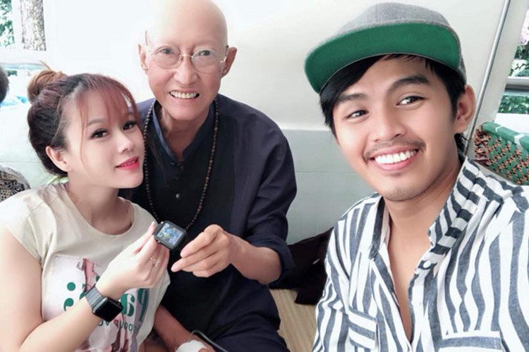 Khả Hân cũng là con nuôi của nghệ sĩ Lê Bình. Cô năm nay 20 tuổi, từng sống ở Canada.