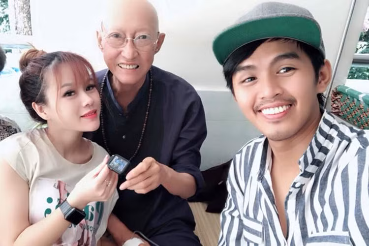 Khả Hân cũng là con nuôi của nghệ sĩ Lê Bình. Cô năm nay 20 tuổi, từng sống ở Canada.