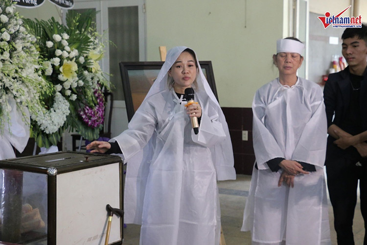 Vợ cũ của nghệ sĩ Lê Bình tên Phạm Thị Nhung. Theo Vietnamnet, bà vì bận đi làm ban ngày nên chỉ đến thăm chồng cũ vào tối từ khi ông phát hiện bị ung thư phổi. Ảnh: Vietnamnet