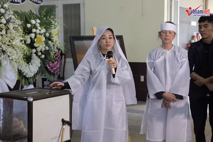 Vợ cũ của nghệ sĩ Lê Bình tên Phạm Thị Nhung. Theo Vietnamnet, bà vì bận đi làm ban ngày nên chỉ đến thăm chồng cũ vào tối từ khi ông phát hiện bị ung thư phổi. Ảnh: Vietnamnet