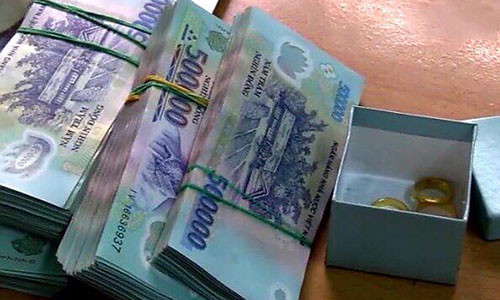 Giup viec trom gan 300 trieu dong, trao vang gia lay vang that cua gia chu o Binh Duong