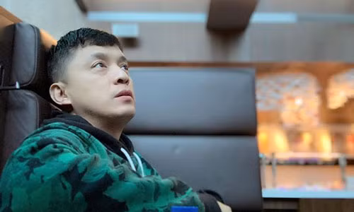 Lam Truong gap su co bi giu lai khi qua canh o Dai Loan