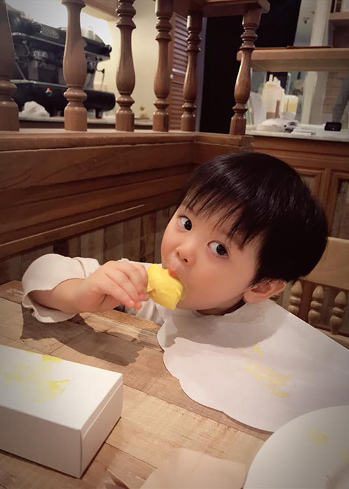 Con trai của Tuấn Tú sợ mẹ hơn sợ bố.