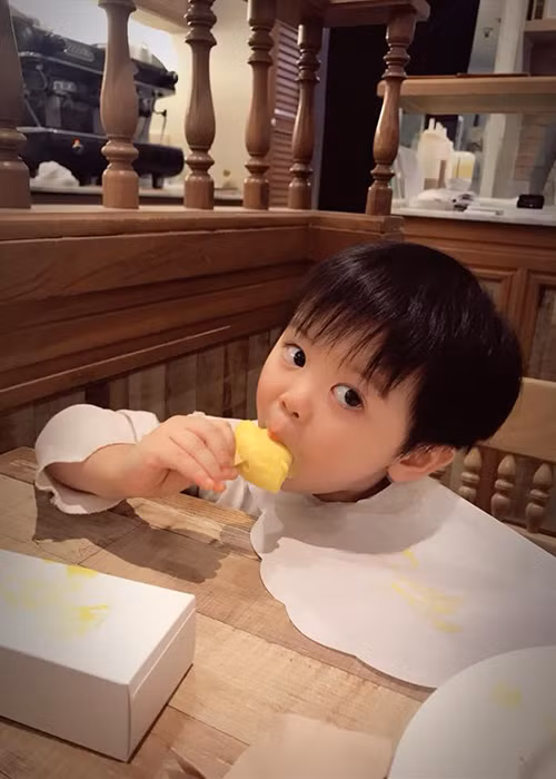 Con trai của Tuấn Tú sợ mẹ hơn sợ bố.