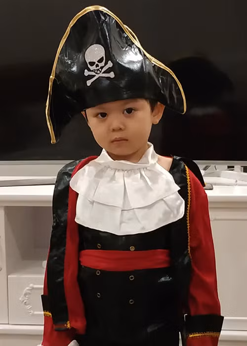 Ở nhà, Tuấn Tú thường đóng vai "thiên thần"còn vợ của anh là "phù thủy" đối với con.