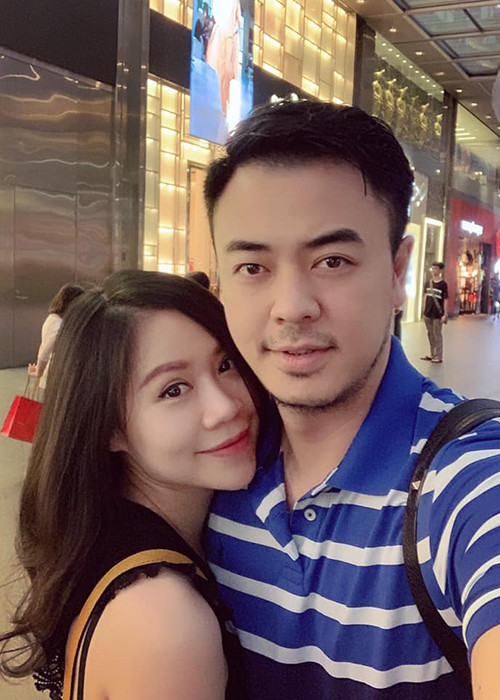 Sau 7 năm kết hôn, Tuấn Tú đang có tổ ấm hạnh phúc. Gần đây, anh bất ngờ trở lại màn ảnh Việt với vai diễn ông bố hiện đại trong bộ phim "Về nhà đi con".