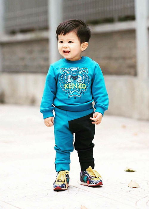 Bé Kỳ Nam được nhận xét sở hữu gương mặt có nhiều nét giống bố.