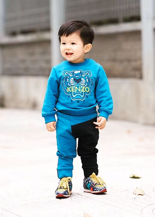 Bé Kỳ Nam được nhận xét sở hữu gương mặt có nhiều nét giống bố.