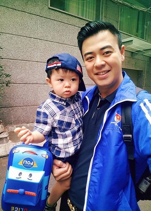 Bà xã Tuấn Tú từng hài hước chia sẻ, cô chưa thấy con trai giống mẹ điểm gì ngoài thích ăn đêm và thức khuya.