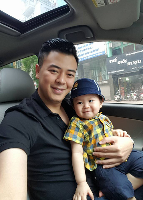  MC Tuấn Tú kết hôn vào năm 2012. 3 năm sau đó, anh lên chức bố.