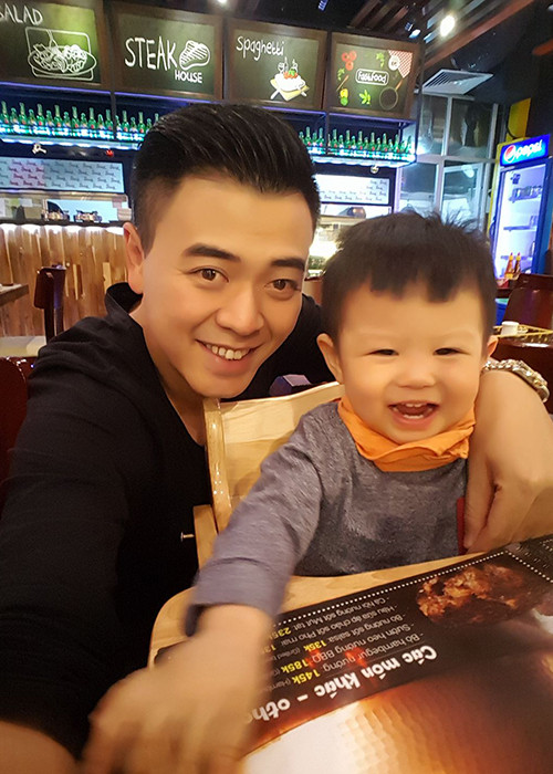 Con trai của Tuấn Tú sinh ngày 21/8/2015, tên thật là Kỳ Nam, tên thân mật là Pizza.