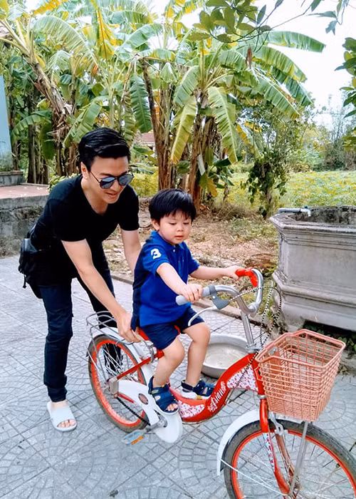 Tuấn Tú chia sẻ, con trai rất nghịch, làm hài lòng bé rất khó.
