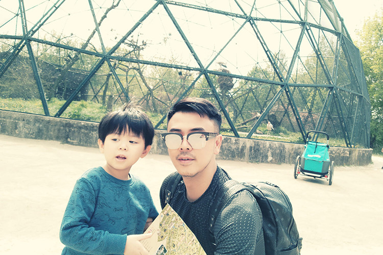 Nam MC "Chiếc nón kỳ diệu" luôn hỗ trợ vợ chăm sóc con trai.