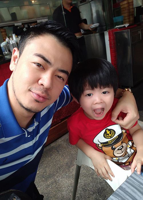 Bé Kỳ Nam rất quấn bố.