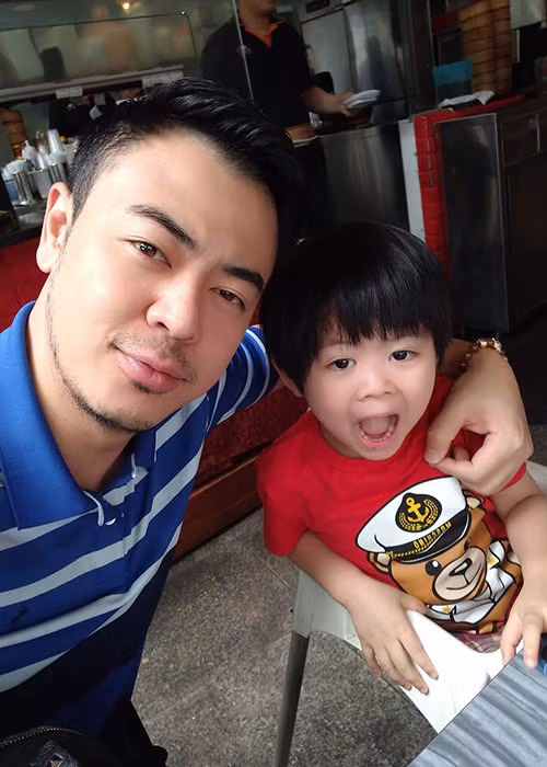 Bé Kỳ Nam rất quấn bố.