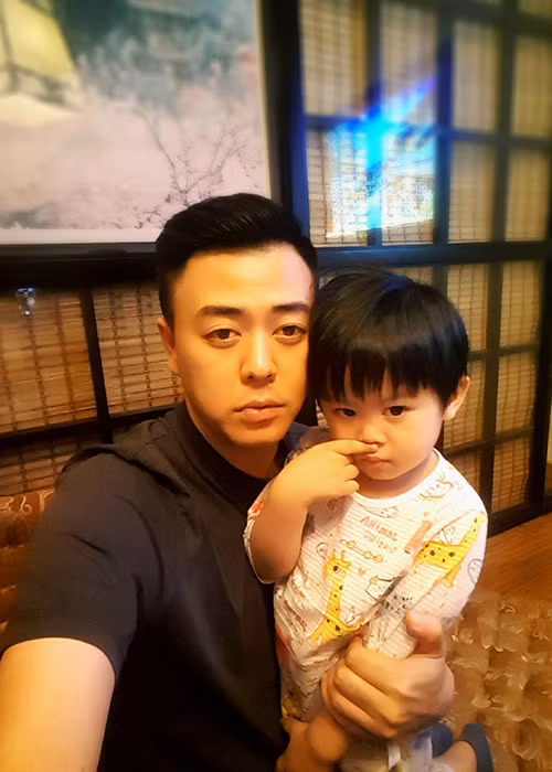 Nam diễn viên phim "Về nhà đi con" từng bật khóc khi con trai chào đời bởi anh và vợ đã khắc khoải chờ đợi tin vui suốt 3 năm.