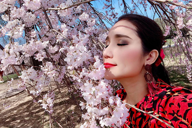 Ở tuổi 43, Cát Tường một mình nuôi con gái sau khi cuộc hôn nhân đầu tiên đổ vỡ. Được biết, hậu ly hôn, cô từng hẹn hò chàng trai kém 10 tuổi.