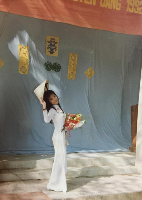 Ở tuổi 16, Cát Tường nặng khoảng 40 kg nên khi mặc áo dài, cô thường bị bạn bè chọc là "mỏng như tàu lá". Ảnh: Người lao động