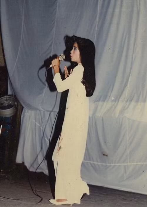 Cát Tường sở hữu vóc dáng mảnh mai thuở đôi mươi nhưng gương mặt được nhận xét xinh đẹp.