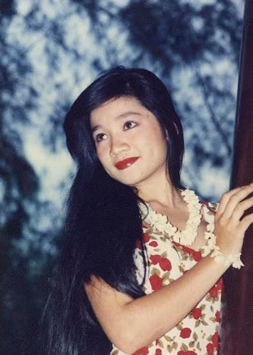 Cát Tường gây ấn tượng bởi đôi mắt sắc lẹm, đôi môi cong và hai má lúm đồng tiền ngọt ngào.